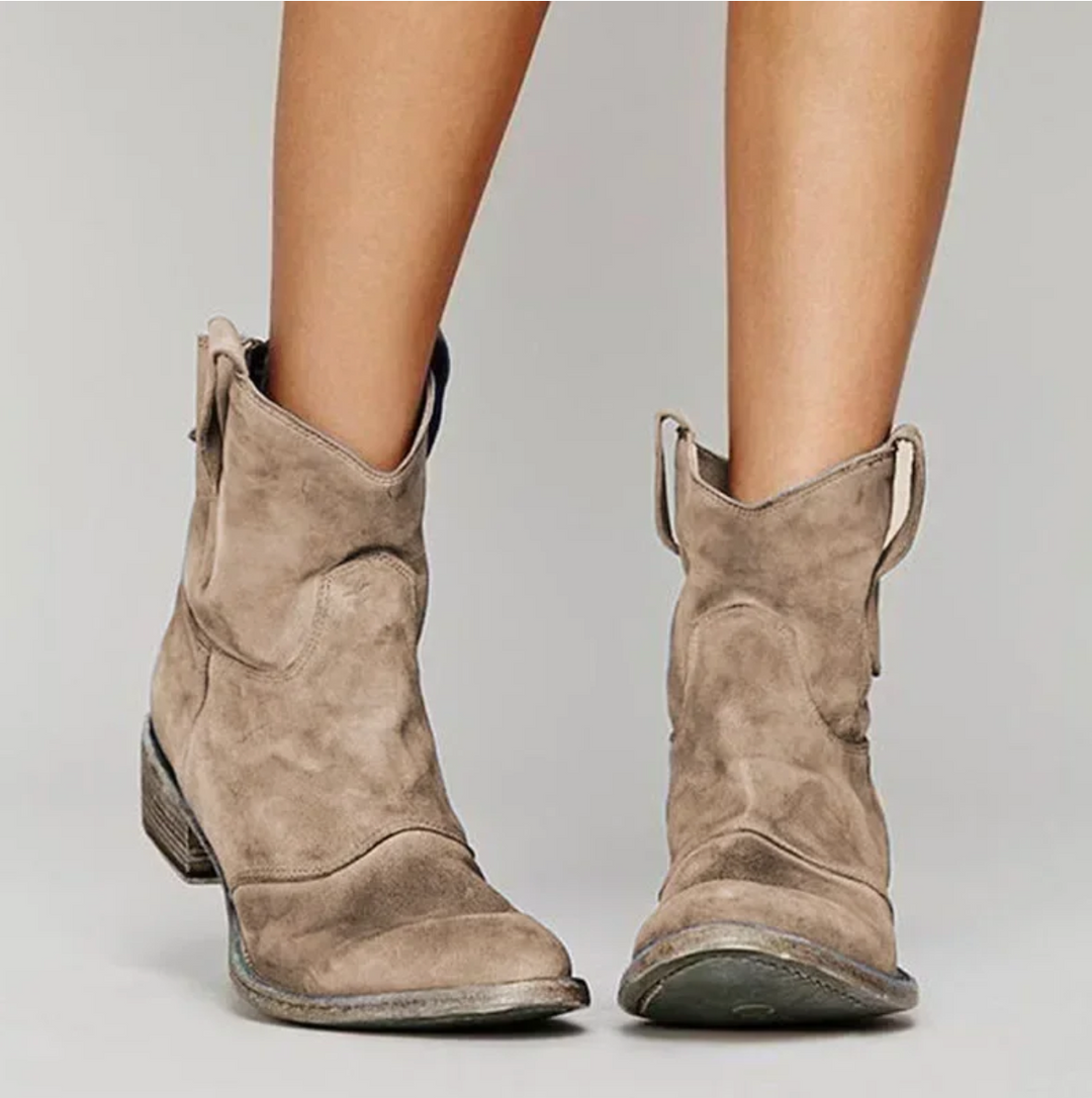 Taupefarbene Western-Ankleboots mit ausgewaschenem Wildleder-Finish und Zughenkel