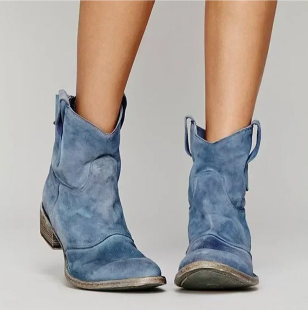 Cowboystiefel aus Wildleder in Blau mit rundem Zehenbereich und niedrigem Absatz