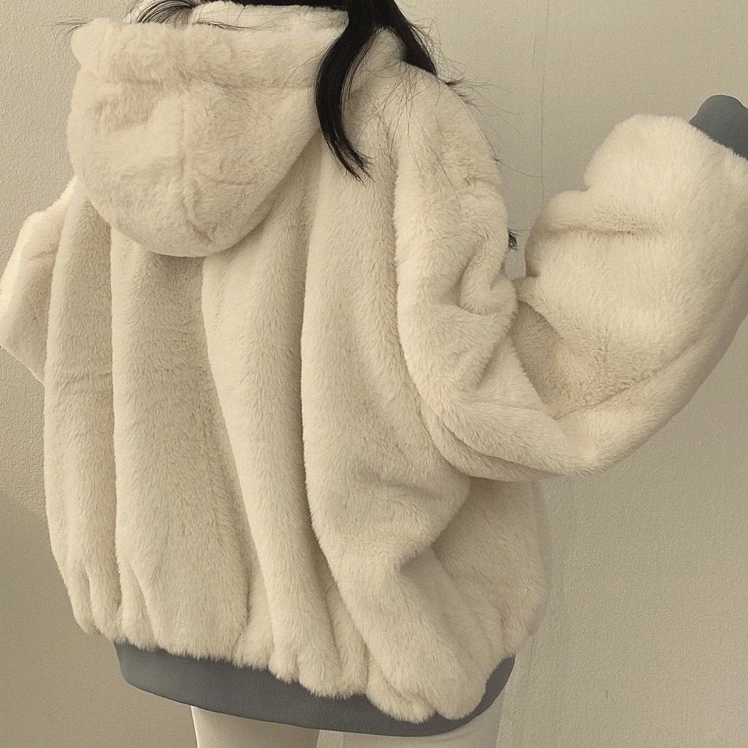 Kapuze mit Kunstfellbesatz einer cremefarbenen Wendejacke von hinten