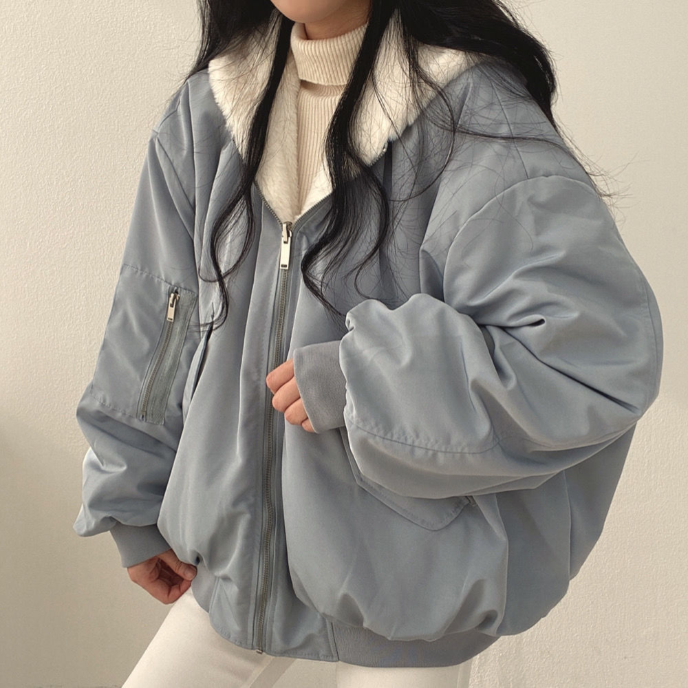 Hellblaue Wendejacke mit Kapuze und flauschigem Fellfutter, oversized geschnitten