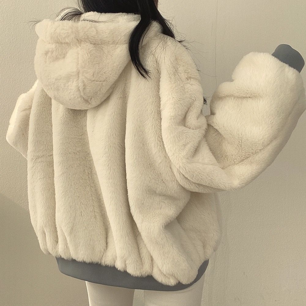 Seitenansicht der flauschigen Wendejacke mit grauem Innenfutter