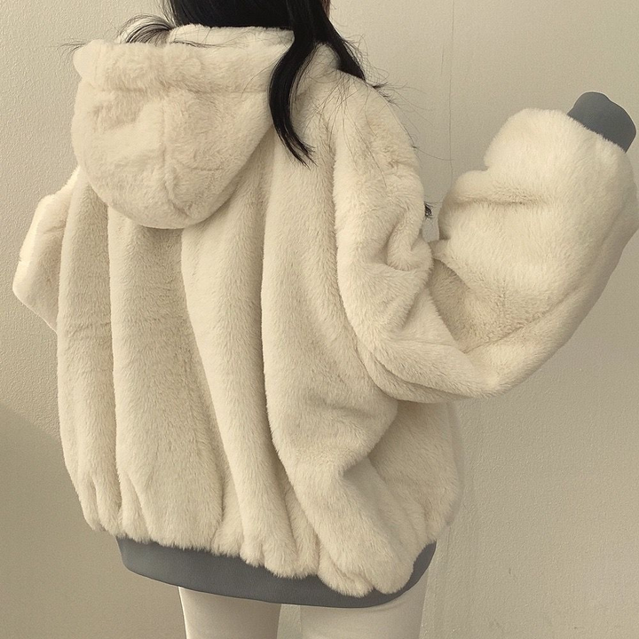 Seitenansicht der flauschigen Wendejacke mit grauem Innenfutter