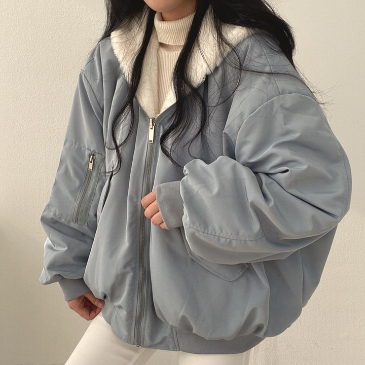 Schwarze Wendejacke mit Kapuze und dezentem Fellkragen