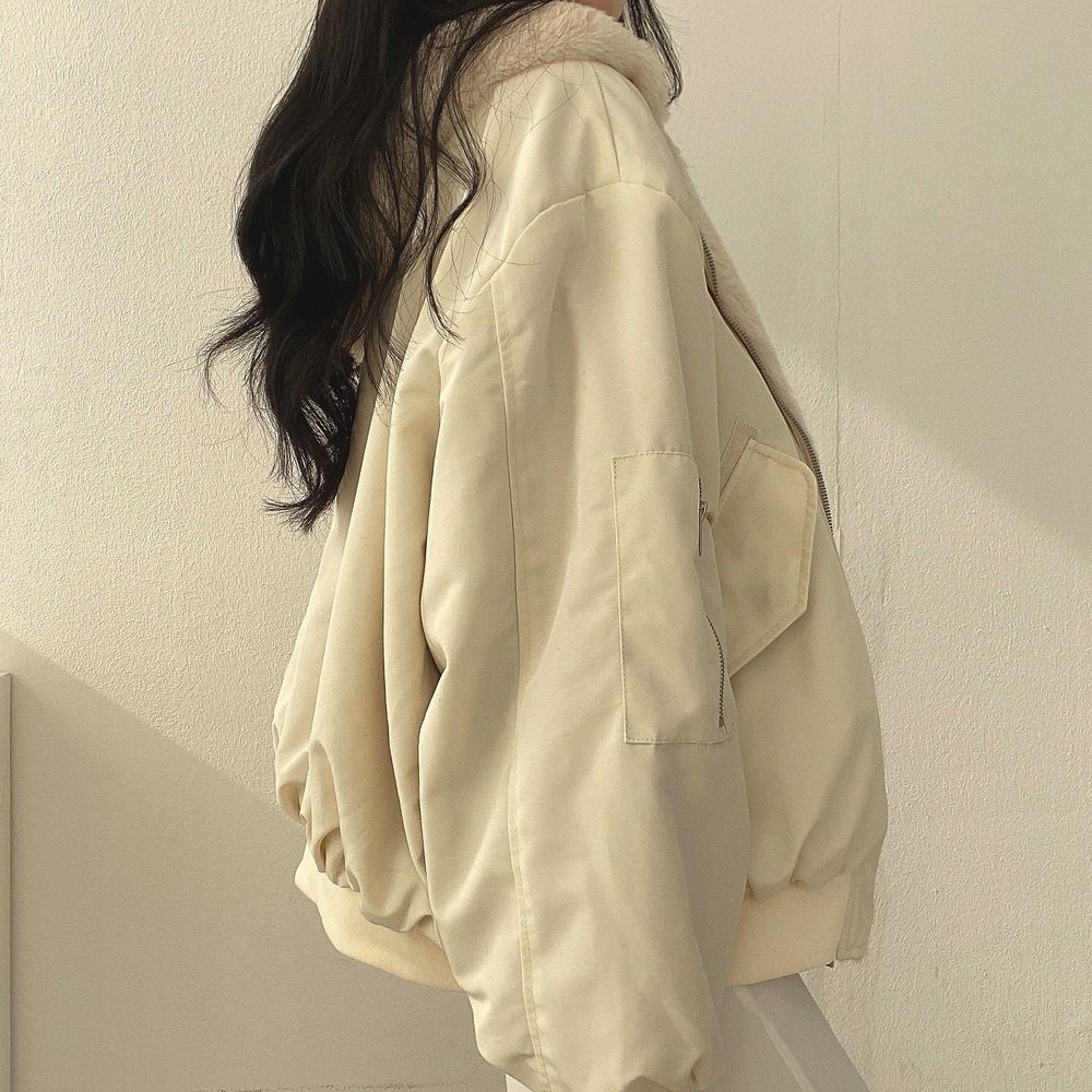 Beige Bomberjacke mit Kapuze, Seitenansicht mit Reißverschlusstasche