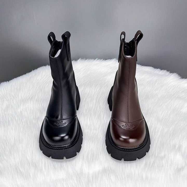 Chelsea-Boots in Schwarz und Braun mit klobiger Plateausohle im Vergleich