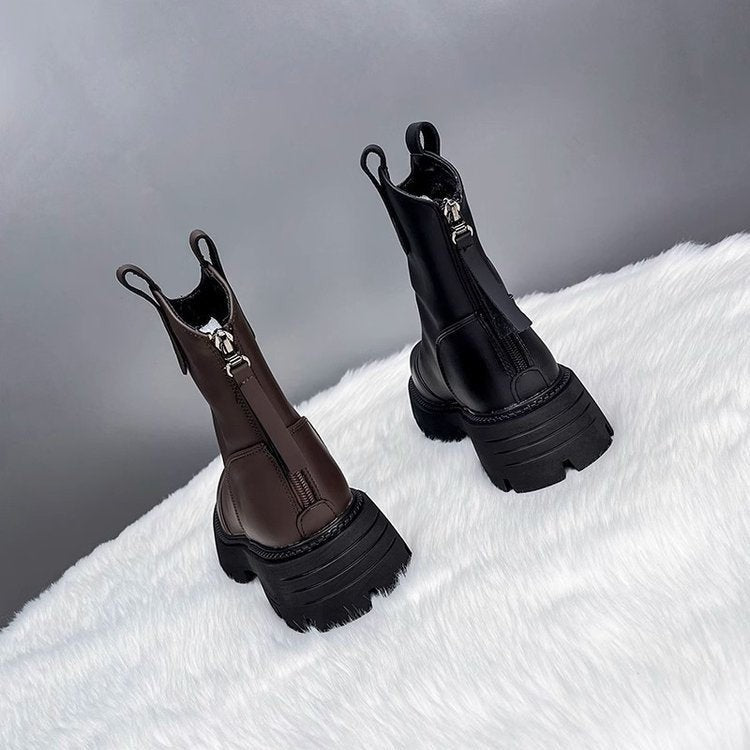 Rückansicht schwarzer und brauner Chelsea-Boots mit Zipper und Profilsohle