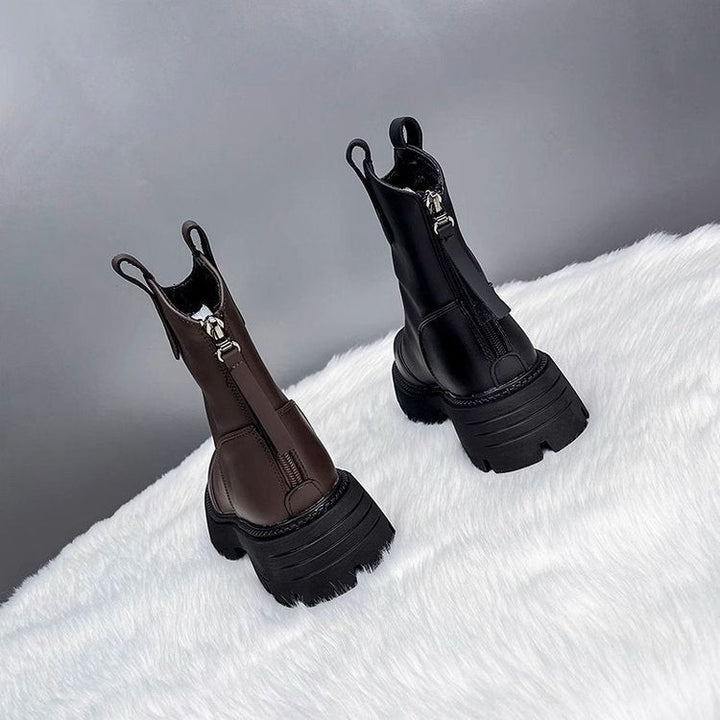 Rückansicht schwarzer und brauner Chelsea-Boots mit Zipper und Profilsohle
