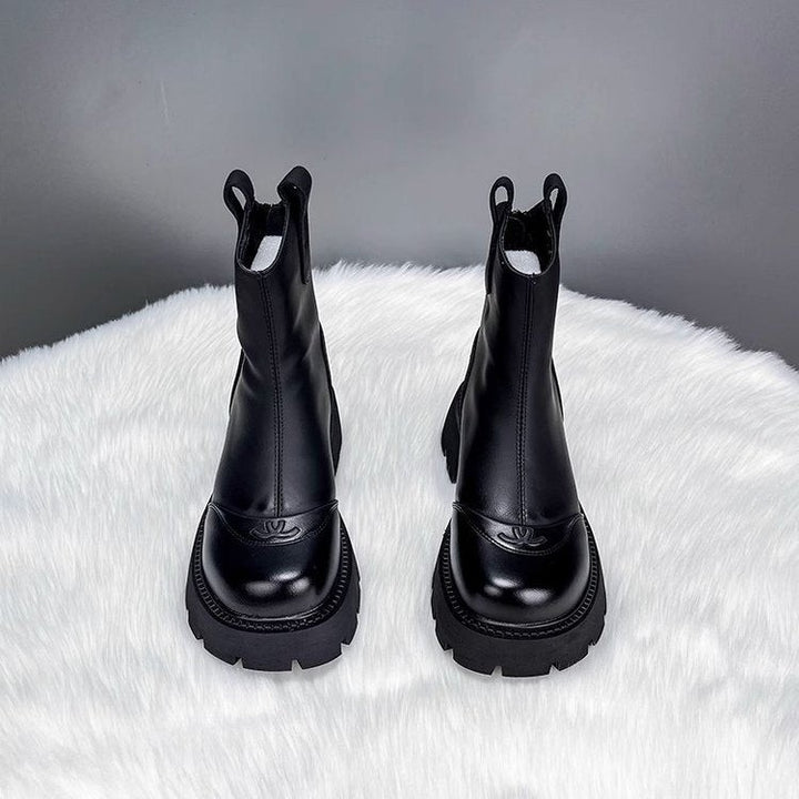 Schwarze Chelsea-Boots mit geprägter Zehenkappe auf Kunstfell präsentiert