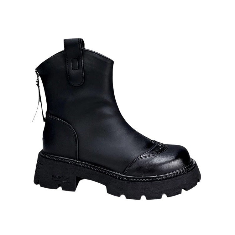 Schwarzer Chelsea-Boot seitlich mit Zugschlaufe und grober Plateausohle