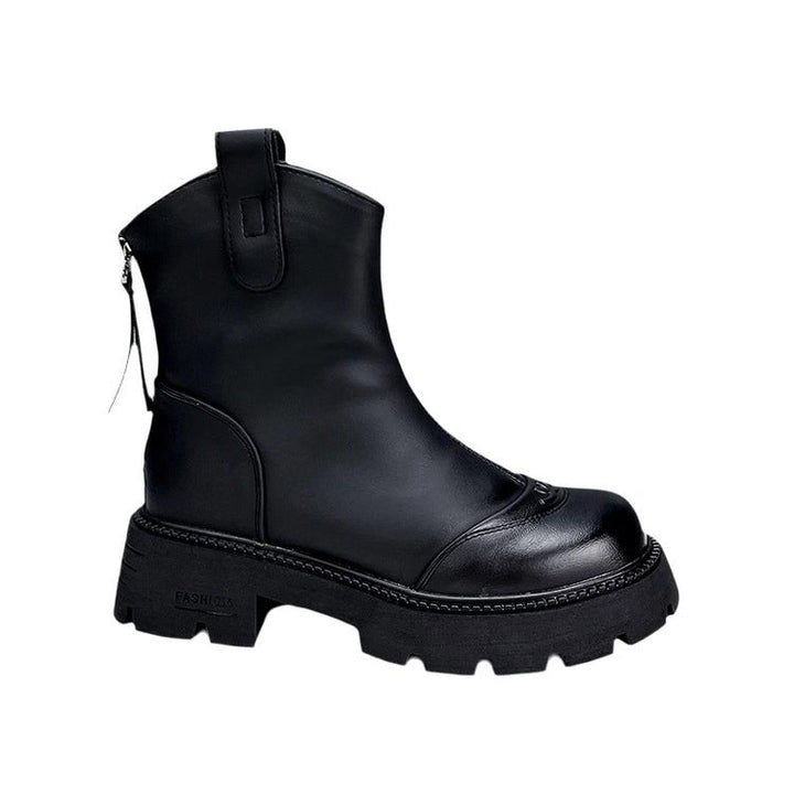Schwarzer Chelsea-Boot seitlich mit Zugschlaufe und grober Plateausohle