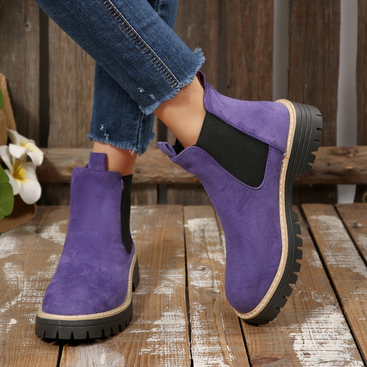 Violette Chelsea-Boots mit Profilsohle und elastischen Einsätzen