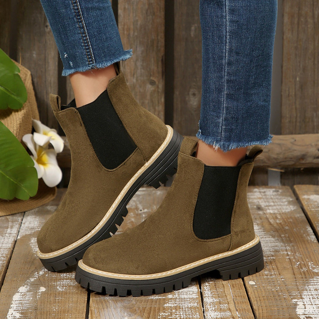 Olivgrüne Chelsea-Boots mit kontrastierender Ziernaht am Sohlenrand
