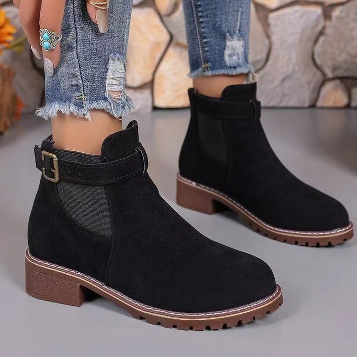 Schwarze Wildleder-Stiefeletten mit Zierschnalle und profilierter Sohle