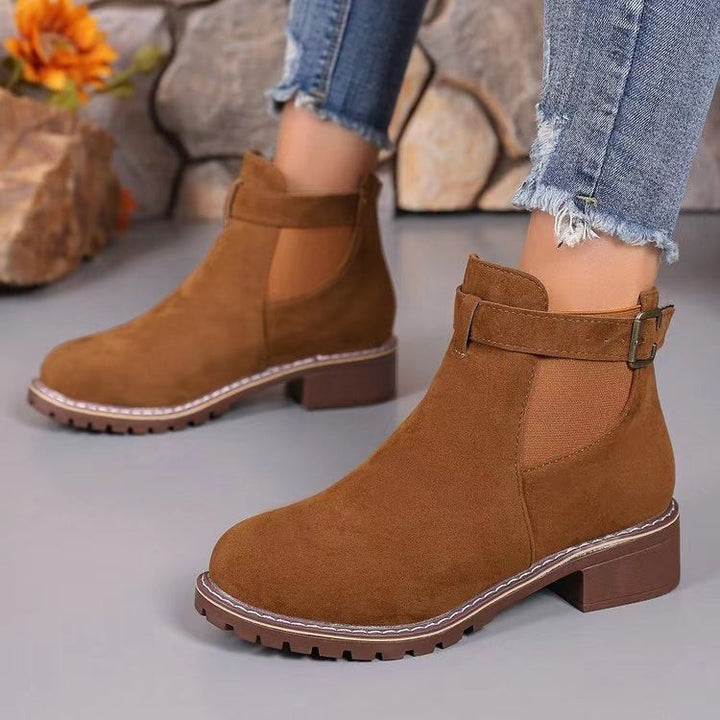 Cognacfarbene Chelsea-Boots mit Schnallendetail und robuster Profilsohle