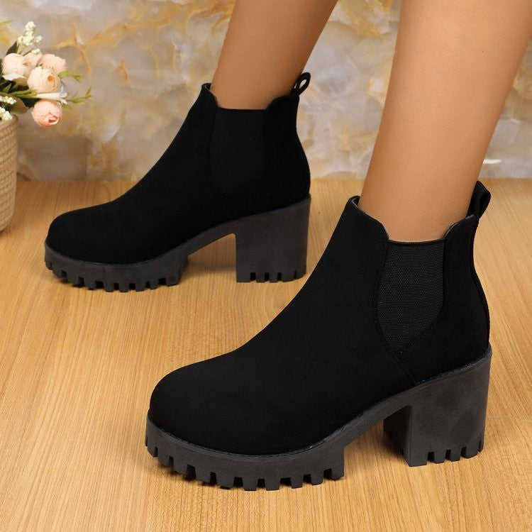 Schwarzer Chelsea-Boot mit elastischem Seiteneinsatz und grober Sohle im Profil