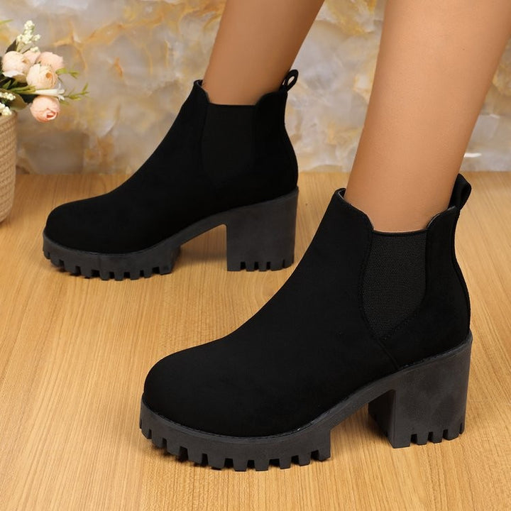 Schwarzer Chelsea-Boot mit elastischem Seiteneinsatz und grober Sohle im Profil