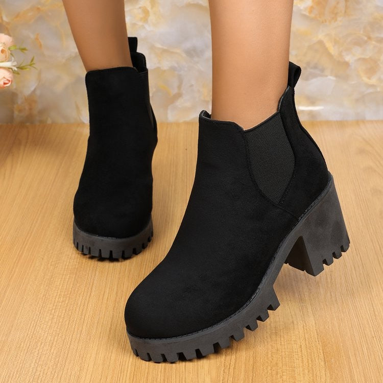 Wildleder-Stiefeletten schwarz mit robuster Plateausohle und Zugschlaufe