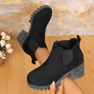 Kompakte Ansicht schwarzer Ankle-Boots mit grauer Profilsohle und Wildlederoptik