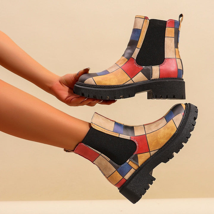 Chelsea-Boots mit buntem Blockmuster in Rot, Blau und Senfgelb schwebend präsentiert
