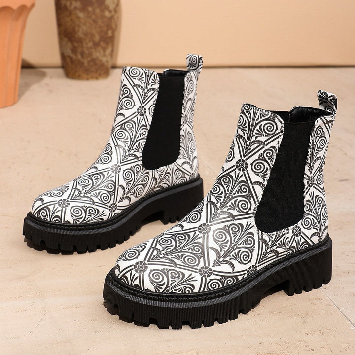Chelsea-Boots mit schwarz-weißem Ornamentdruck und griffiger Plateausohle