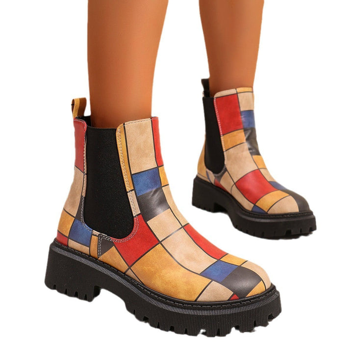 Chunky Chelsea-Boots mit buntem Patchwork-Muster an Beinen getragen