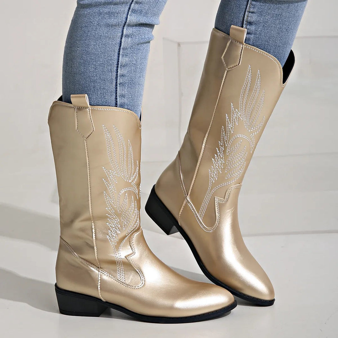 Pinke Cowboystiefel mit metallischem Glanz und floraler Stickerei