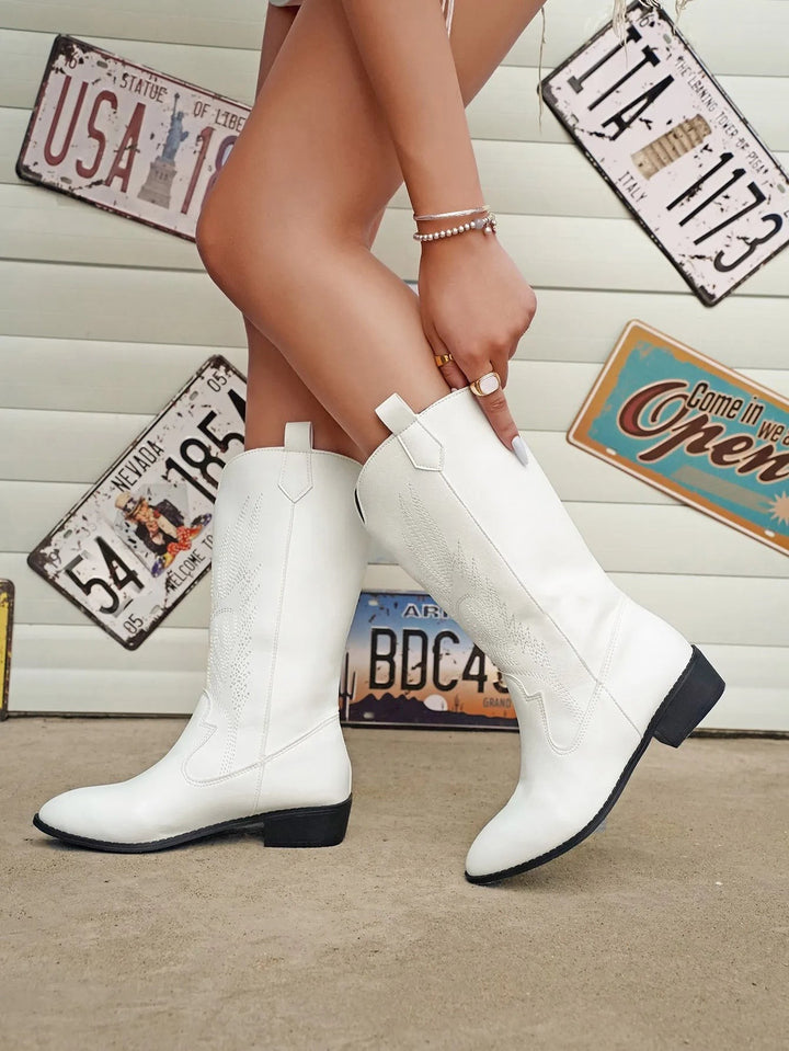 Weiße Cowboystiefel mit Zierstich, seitliche Ansicht beim Anziehen