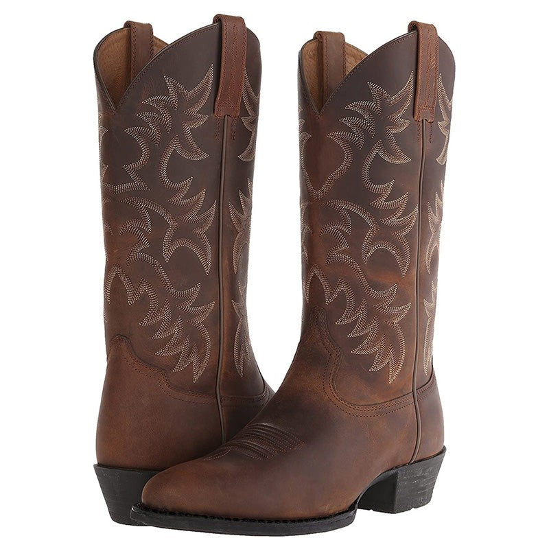 Frontalansicht schwarzer Cowboystiefel mit V-förmigem Schaftausschnitt