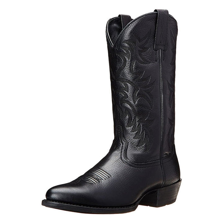 Nahaufnahme der Schuhspitze eines braunen Cowboystiefels mit Ziernaht