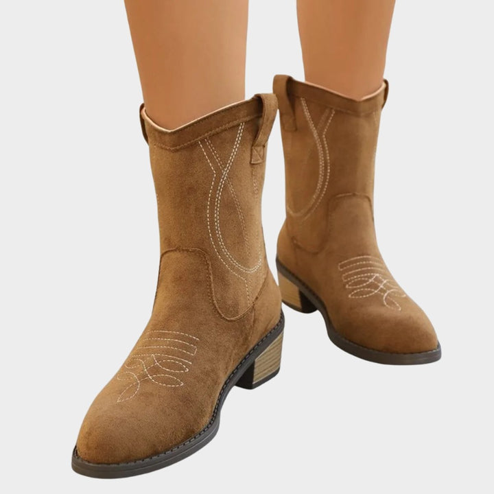 Cognacfarbene Cowboy-Stiefeletten mit Steppdetails und Holzoptik-Absatz