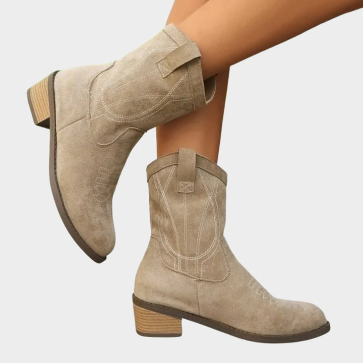 Beige Cowboy-Boots mit dekorativen Ziernähten, seitliche Ansicht