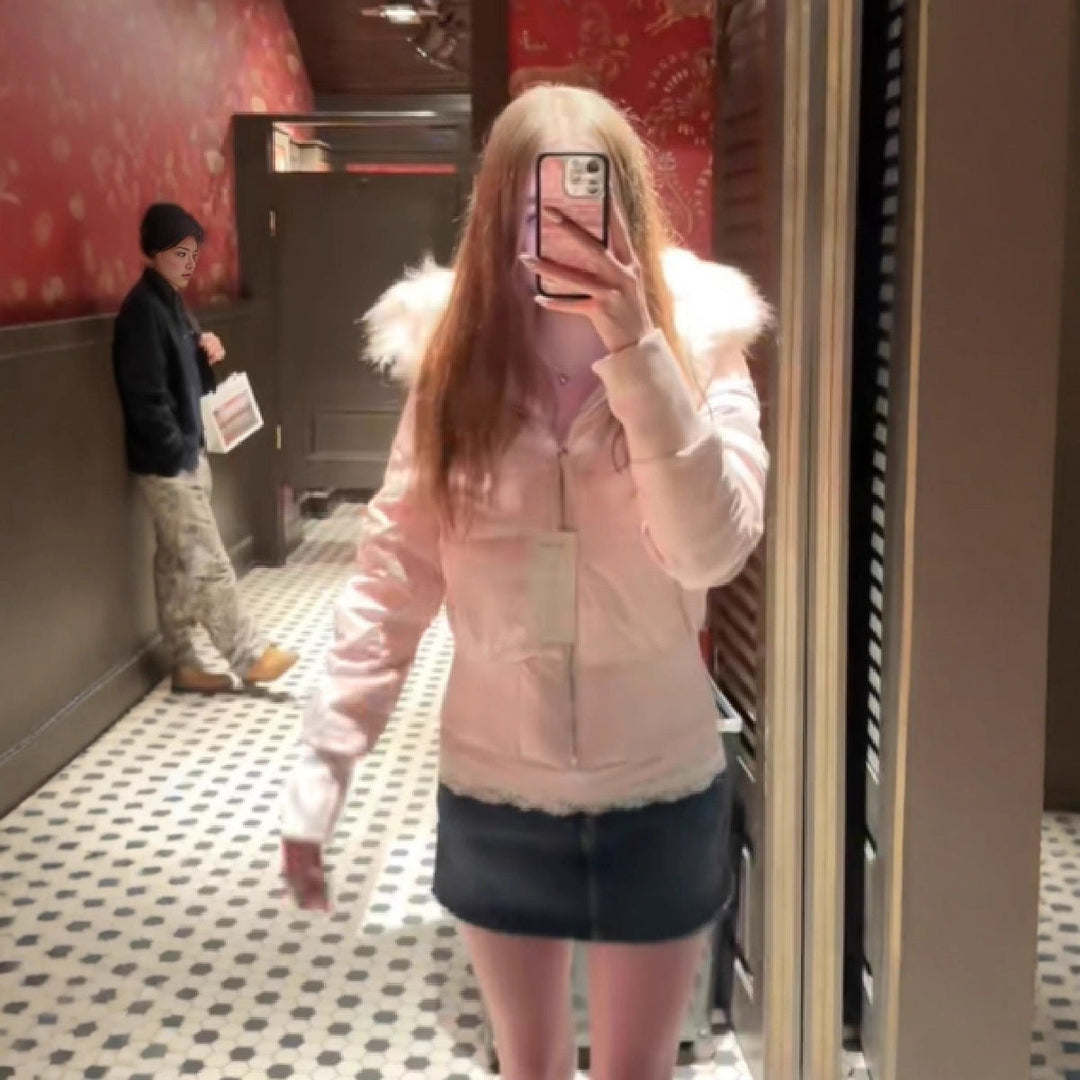 Spiegelselfie mit rosa Pufferjacke und Kunstfellkapuze in Umkleidekabine