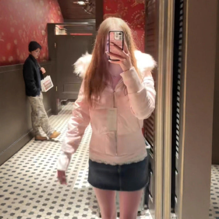 Spiegelselfie mit rosa Pufferjacke und Kunstfellkapuze in Umkleidekabine