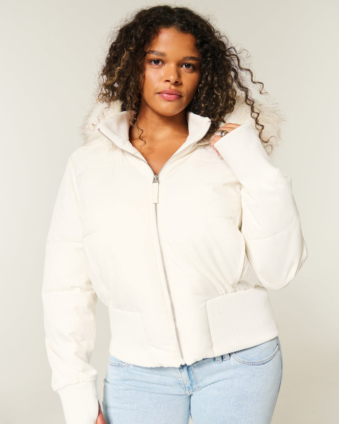 Cremeweiße Pufferjacke mit Kunstfellkapuze und Rippbündchen an den Ärmeln