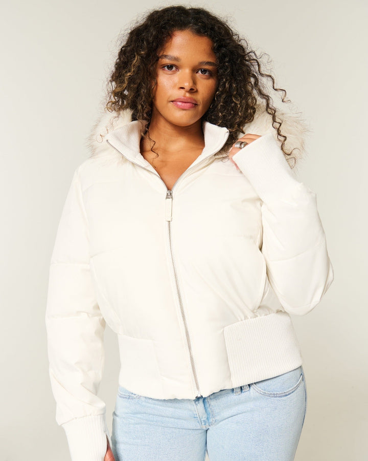 Cremeweiße Pufferjacke mit Kunstfellkapuze und Rippbündchen an den Ärmeln