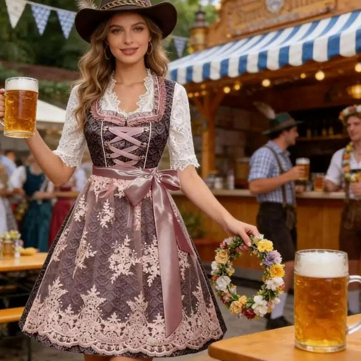Dirndl Trachtenkleid in Braun-Rosa mit Spitzenschürze auf dem Oktoberfest getragen
