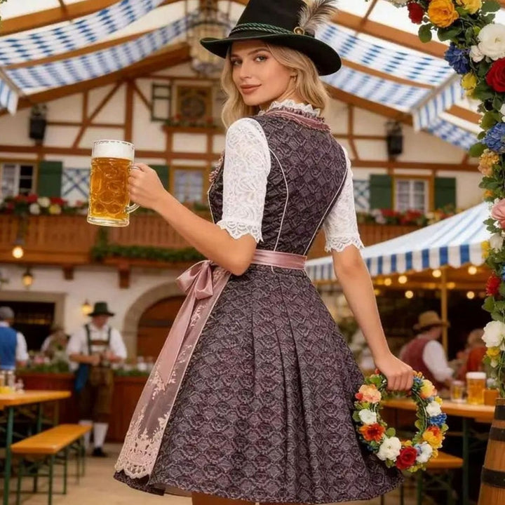 Rückansicht des Dirndls mit Spitzenbluse und rosa Satinschleife am Bierzelt