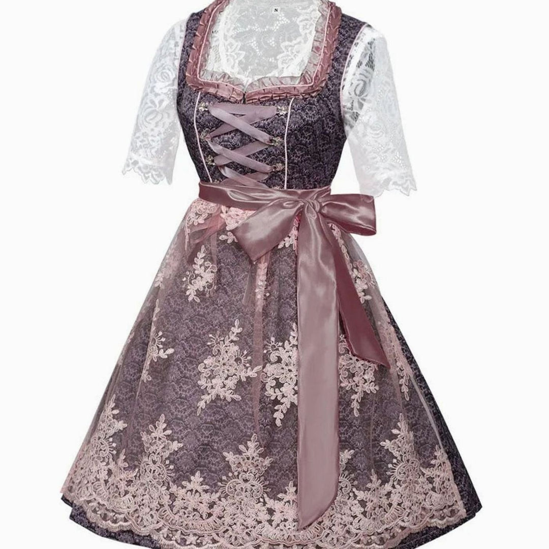 Dirndlkleid mit Spitzenbluse, Schnürkorsage und geschnürter Satinschleife vorne