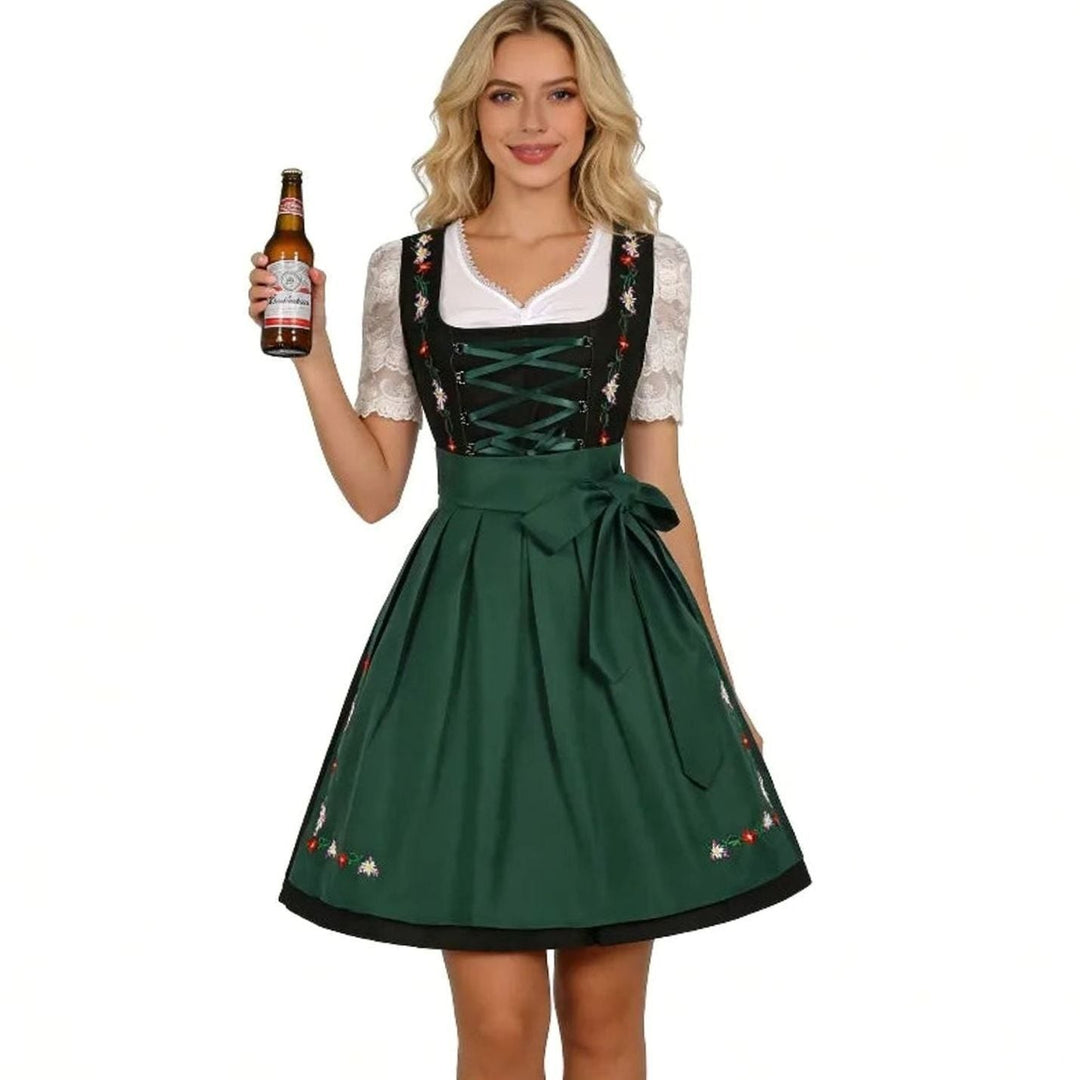 Blondes Model trägt grünes Dirndl mit Spitzenbluse und Schürzenschleife, Bierflasche in der Hand
