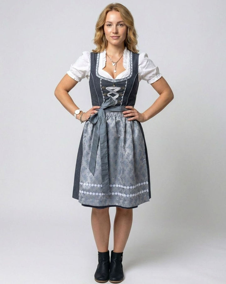 Graues Dirndl mit weißer Bluse und geblümter Schürze, Ganzkörperansicht