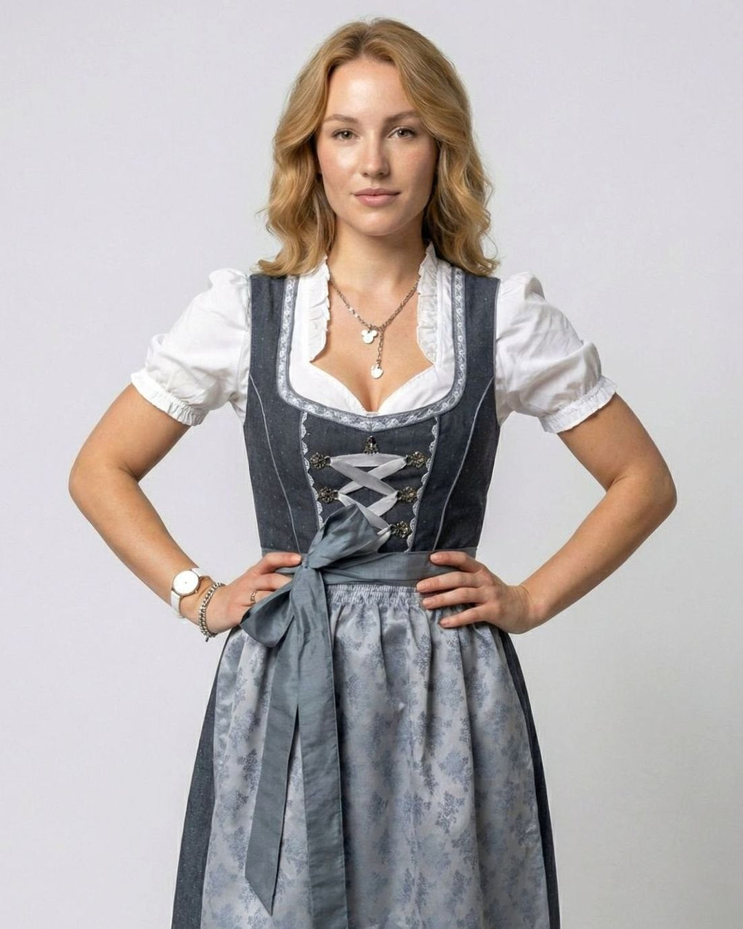 Trachtenkleid in Grau mit Schnürung und Rüschenbluse, Nahansicht Oberkörper