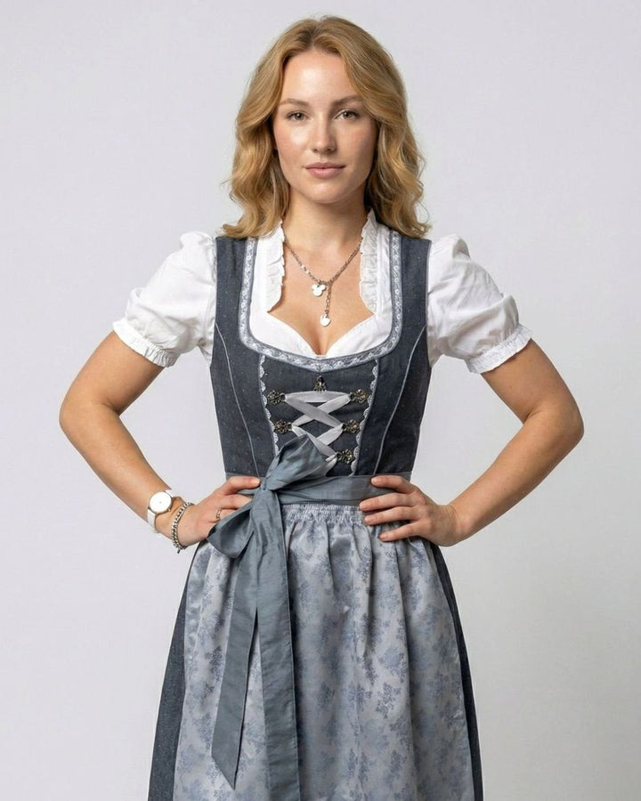 Trachtenkleid in Grau mit Schnürung und Rüschenbluse, Nahansicht Oberkörper