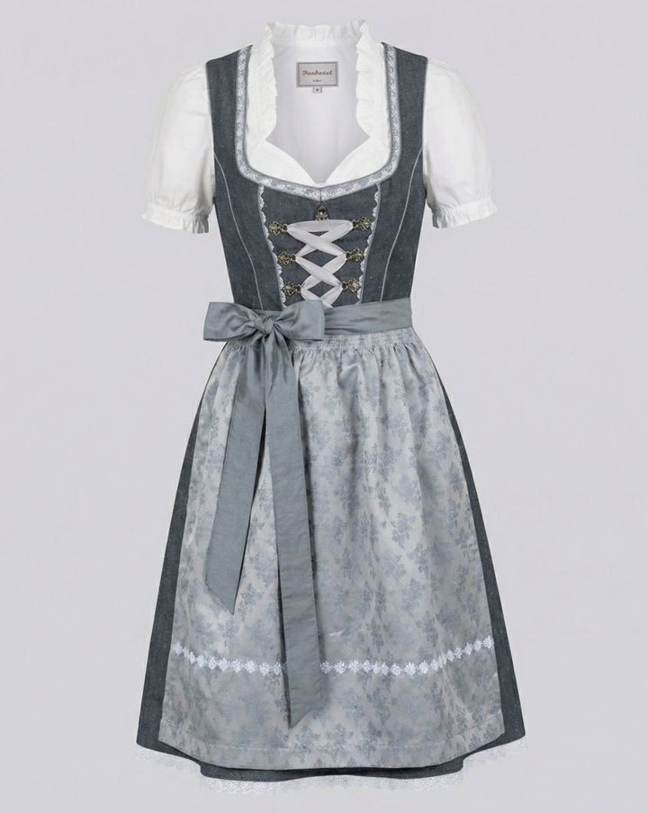 Dreiteiliges Dirndl-Set mit Schürze und Bluse auf grauem Hintergrund