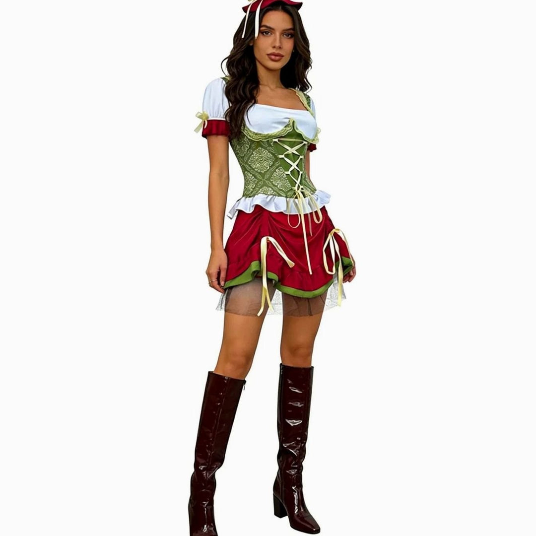 Dirndl-Kostüm mit grünem Corsagen-Oberteil und rotem Minirock, dazu Hut und Stiefel