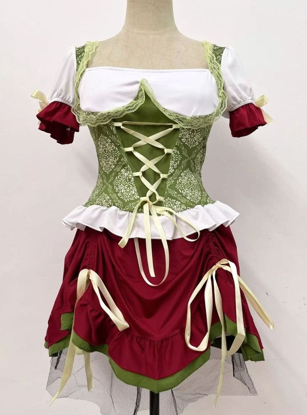 Corsagen-Oberteil mit grünem Blumenmuster und weißer Rüschenbluse, Frontansicht auf Schaufensterpuppe