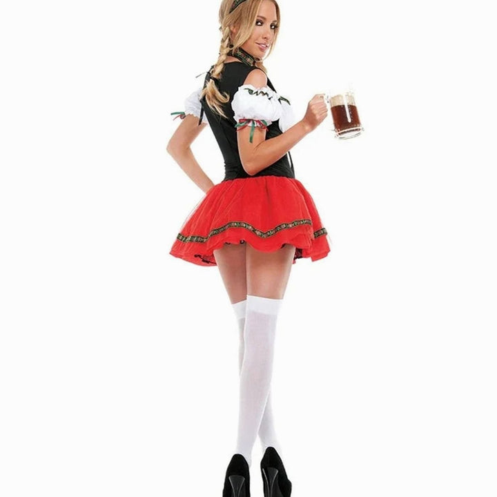 Rückansicht des Dirndl-Kostüms mit rotem Rüschenrock und weißen Kniestrümpfen