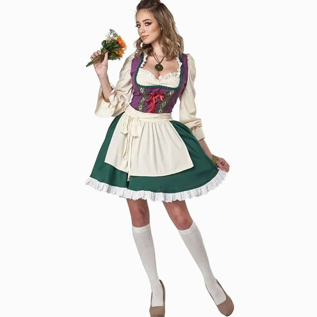 Kurzes Dirndlkleid mit cremefarbener Schürze und Blumenstrauß in der Hand