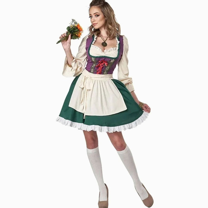 Kurzes Dirndlkleid mit cremefarbener Schürze und Blumenstrauß in der Hand