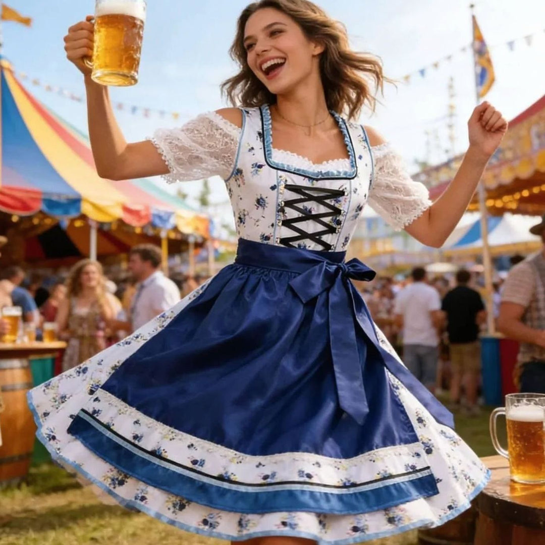 Trachtenkleid mit blauer Schürze und Spitzenbluse auf Oktoberfest getragen