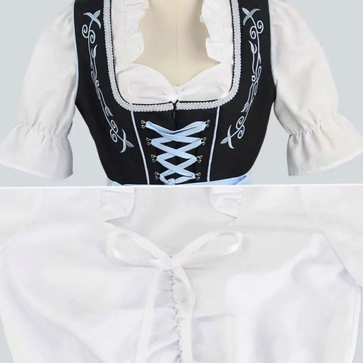 Nahaufnahme Mieder mit Schnürung und Rüschenbluse des Dirndls